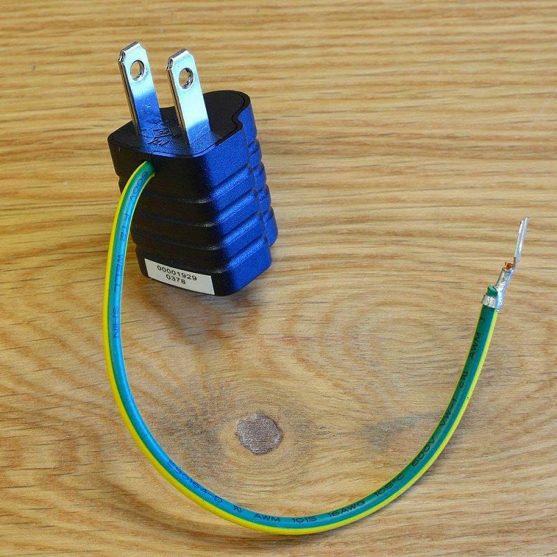 【送料無料】変換プラグ（３ピン→２ピン)3口タイプの差込を2口タイプのコンセント