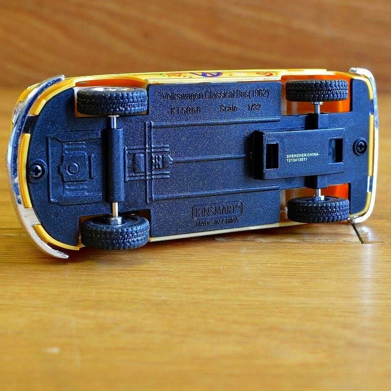 フォルクスワーゲンヒッピーバスおもちゃ1/32スケール（色の選択不可）VolkswagenClassicalHippieBus(1962)【RCP】