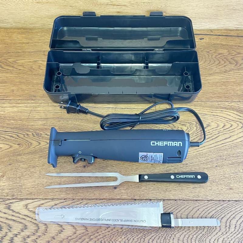 電動ナイフ包丁カービングフォークケース付BPAフリーシェフマンChefmanElectricKnifewithBonusCarvingFork&SpaceSavingStorageCaseIncludedOneTouch,Durable8InchStainlessSteelBlades,RubberizedBlackHandle,BPAFree家電
