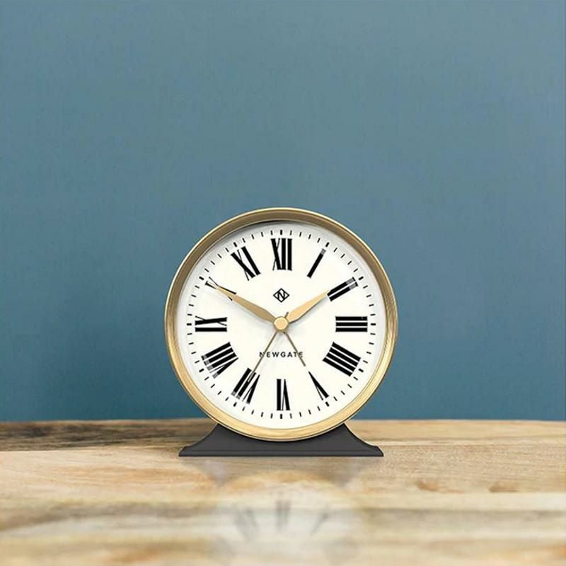 ニューゲート置き時計丸ブラスゴールドレトロNewgateTheHotelHOTE455BGYRomanNumeralAlarmClock|Silent'NoTick'|DarkGrey&BrassEffectBezel
